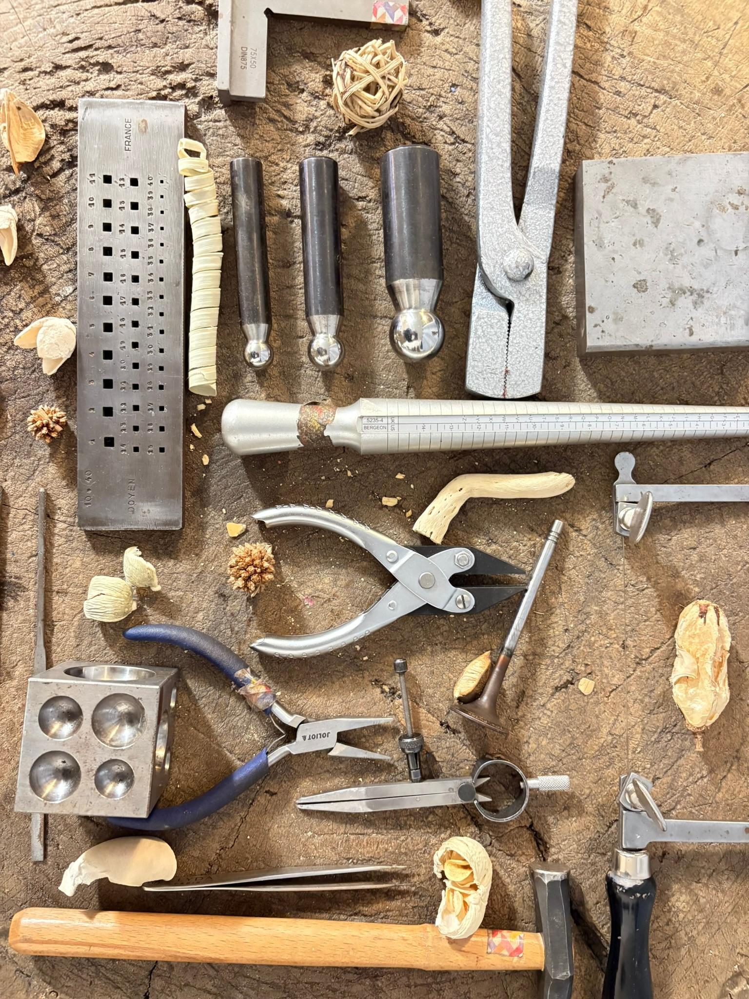 Aimée à l'établi – joaillerie artisanale